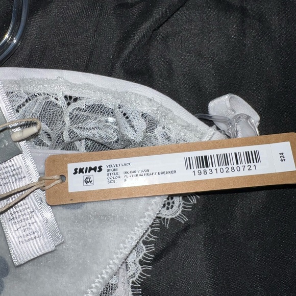 SkimsHeart Patterned Lace Trim Intimate Set - Picture 3 of 5